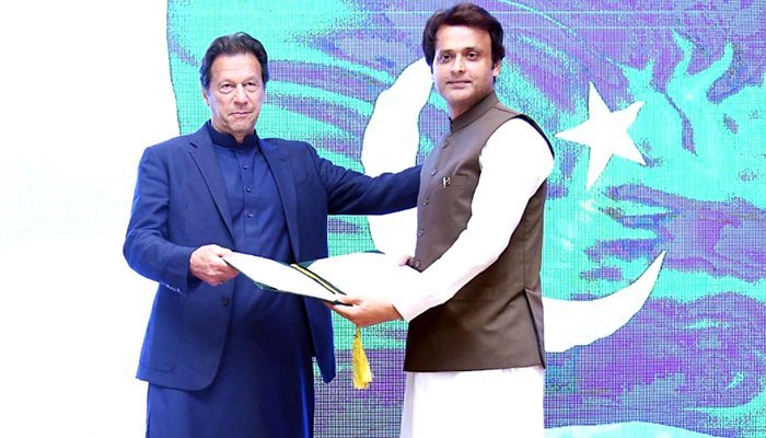 President Arif Alvi gives approval of tamgha-e-shujaat for Adnan Malik