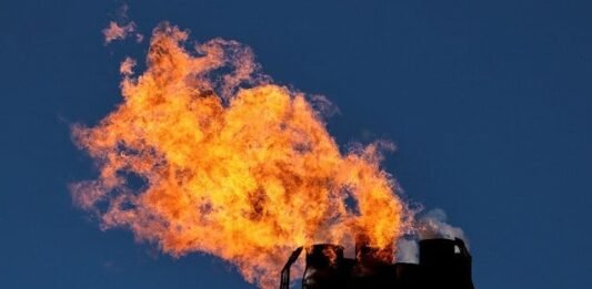 Pakistan's largest oil refinery shuts down