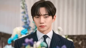 In the new JTBC drama "King the Land," which will be aired for the first time in 2023, Lee Junho transformed into a salvation character with natural grace.