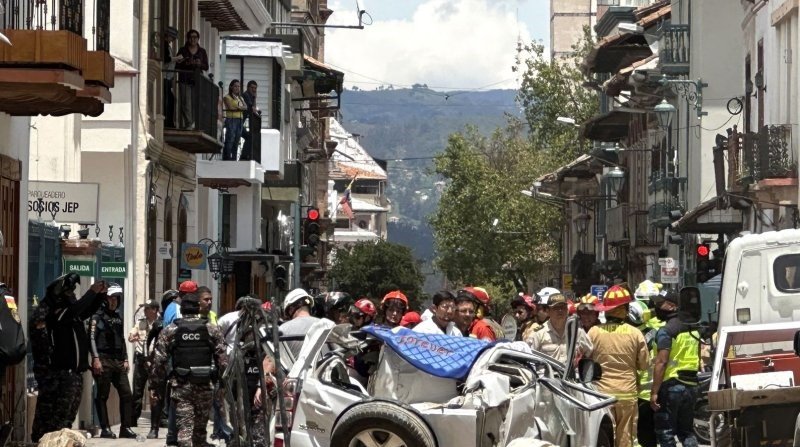 The death toll from Saturday's 6.8-magnitude earthquake in Ecuador has risen to at least 16 people.