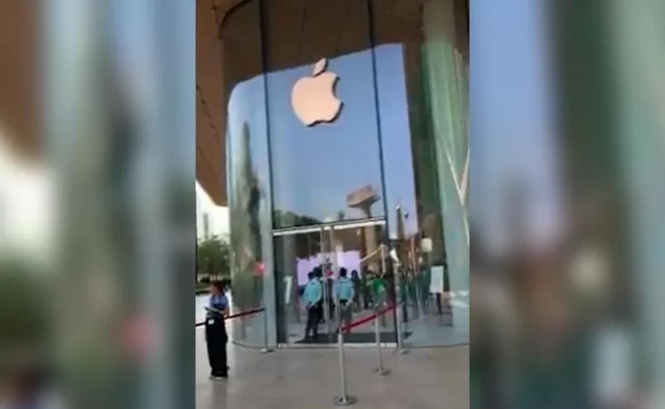 In pictures: Apple launches Mumbai store: Massive glass facade, Timber tiles