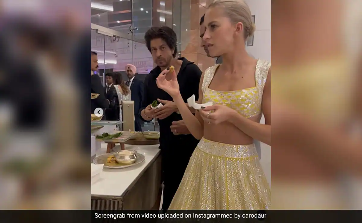 Shah Rukh Khan spotted at a buffet