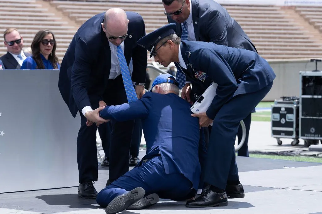 Watch: The fall of the American President Joe Biden at the Air Force Academy