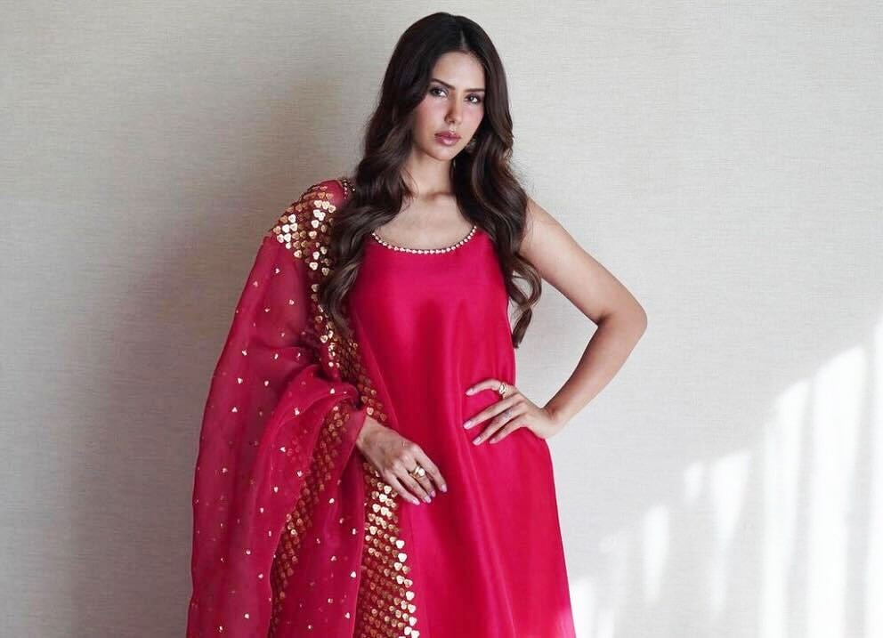 Sonam Bajwa looks gorgeous in outfit by Pakistani designer