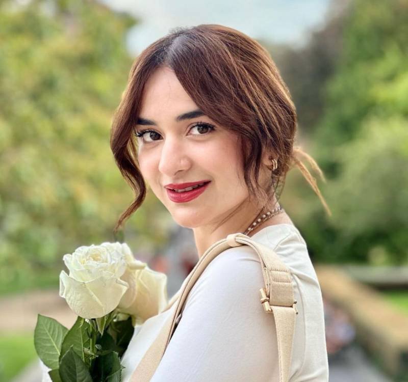 Yumna Zaidi's classic french girl look in Paris goes viral