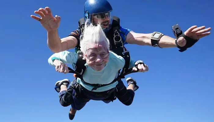 Video: Chicago's 104-year-old woman sets new skydiving record