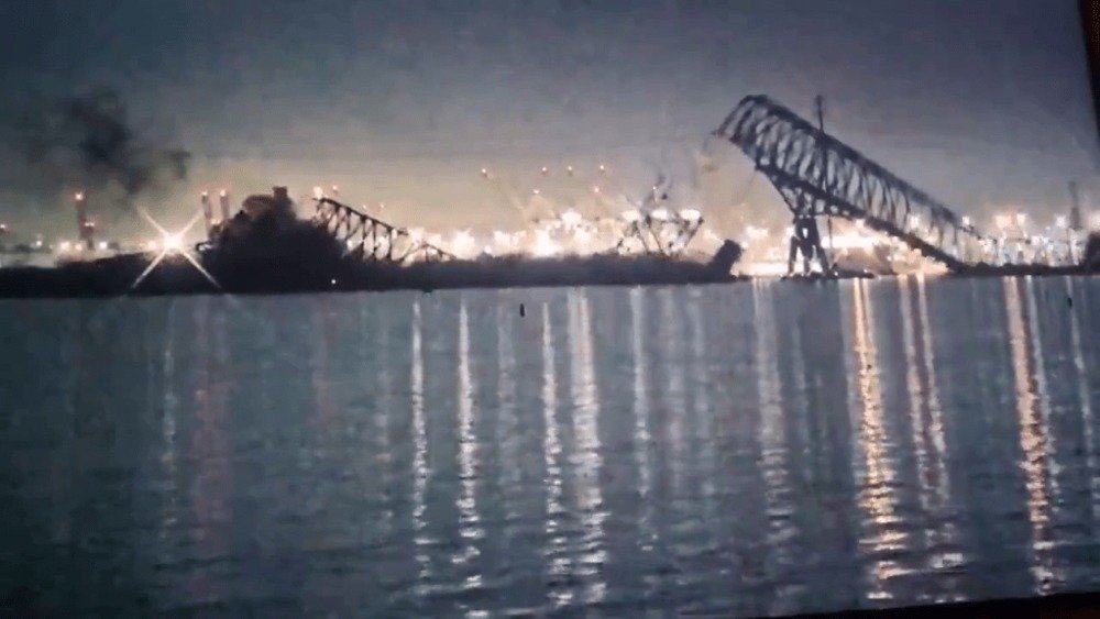 Video: Bridge collapse in US: Container ship collision leads to mass casualty incident