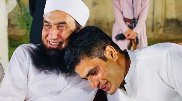 Arshad Nadeem receives Rs500,000 prize from Maulana Tariq Jamil
