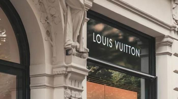 China woman makes Louis Vuitton staff count ₹ 71 lakh cash, Then walks out