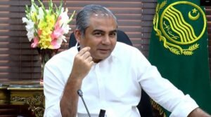 Interior minister announces blocking passports of Pakistanis involved in heckling ex-CJP in UK