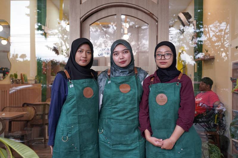 Meet Qurrata Ayuni, The woman who owns cafe in Indonesia's sharia stronghold