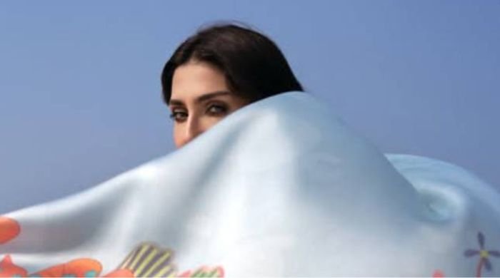 Ayeza Khan recreates favourite star Sridevi’s dance moves on Hawa Hawai