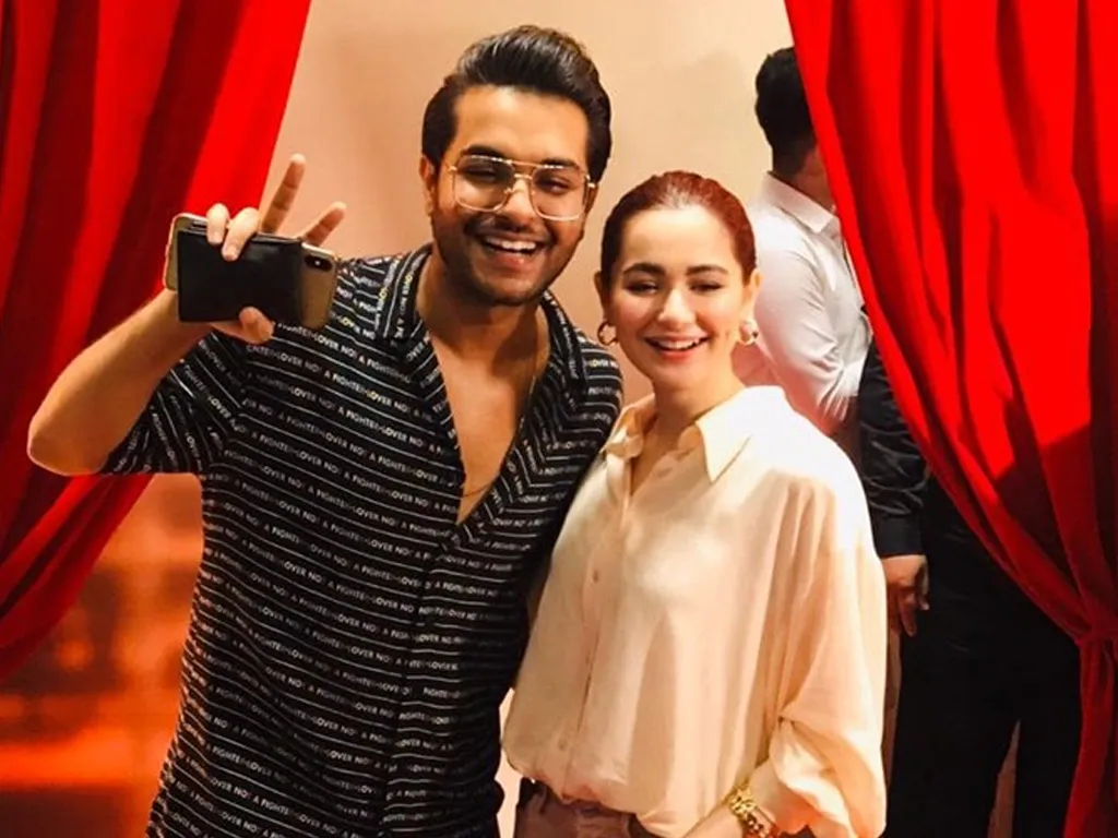 Hania Aamir dances, cheers for Asim Azhar at concert