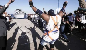 Egyptian wrestler pulls 700-ton ship with teeth
