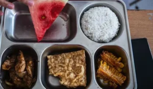 Around 400 children fall ill after eating free school meals in Bengkulu