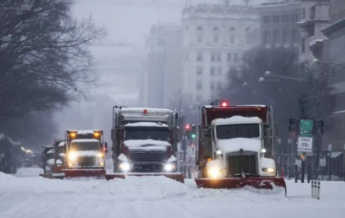 Winter Storm Hits U.S.: Snow, Ice, Power Outages, and Flight Cancellations Across 20 States