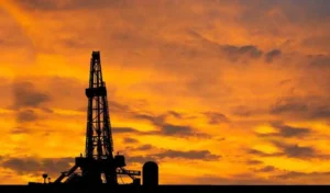 Oil Prices Steady as Trump Weighs Ending Iran War Despite Strait of Hormuz Closure