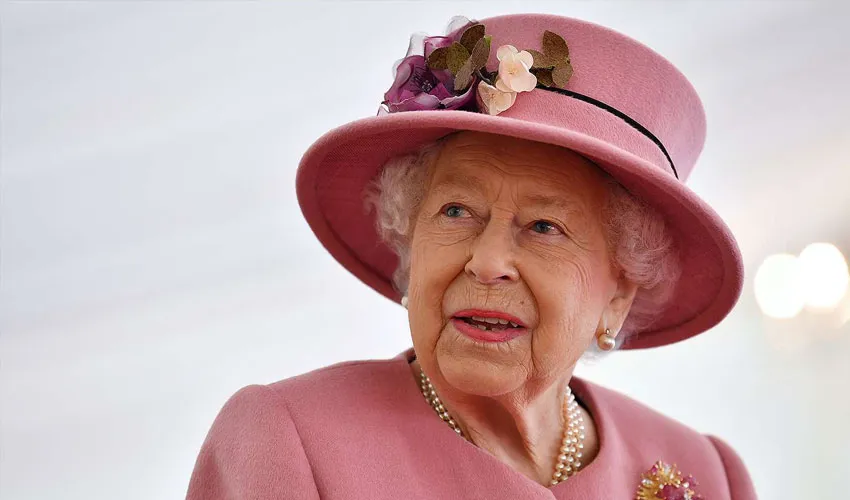 Queen Elizabeth’s Final Years: New Book Reveals “Undimmed” Authority Despite Mobility Struggles