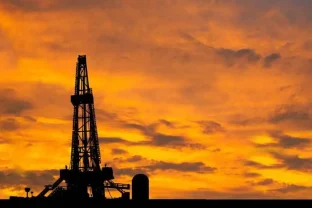 Oil Prices Steady as Trump Weighs Ending Iran War Despite Strait of Hormuz Closure