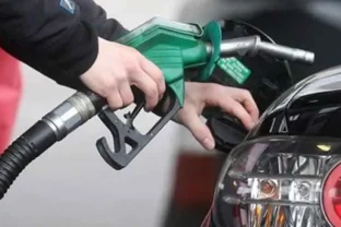 Pakistan May Introduce Daily Petrol Prices as Oil Markets Turn Volatile