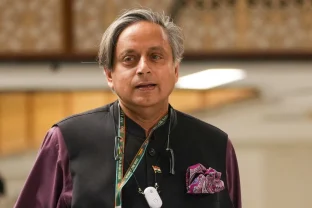 Shashi Tharoor Admits Pakistan's Diplomatic Win in US-Iran Ceasefire, Warns India Is Falling Behind